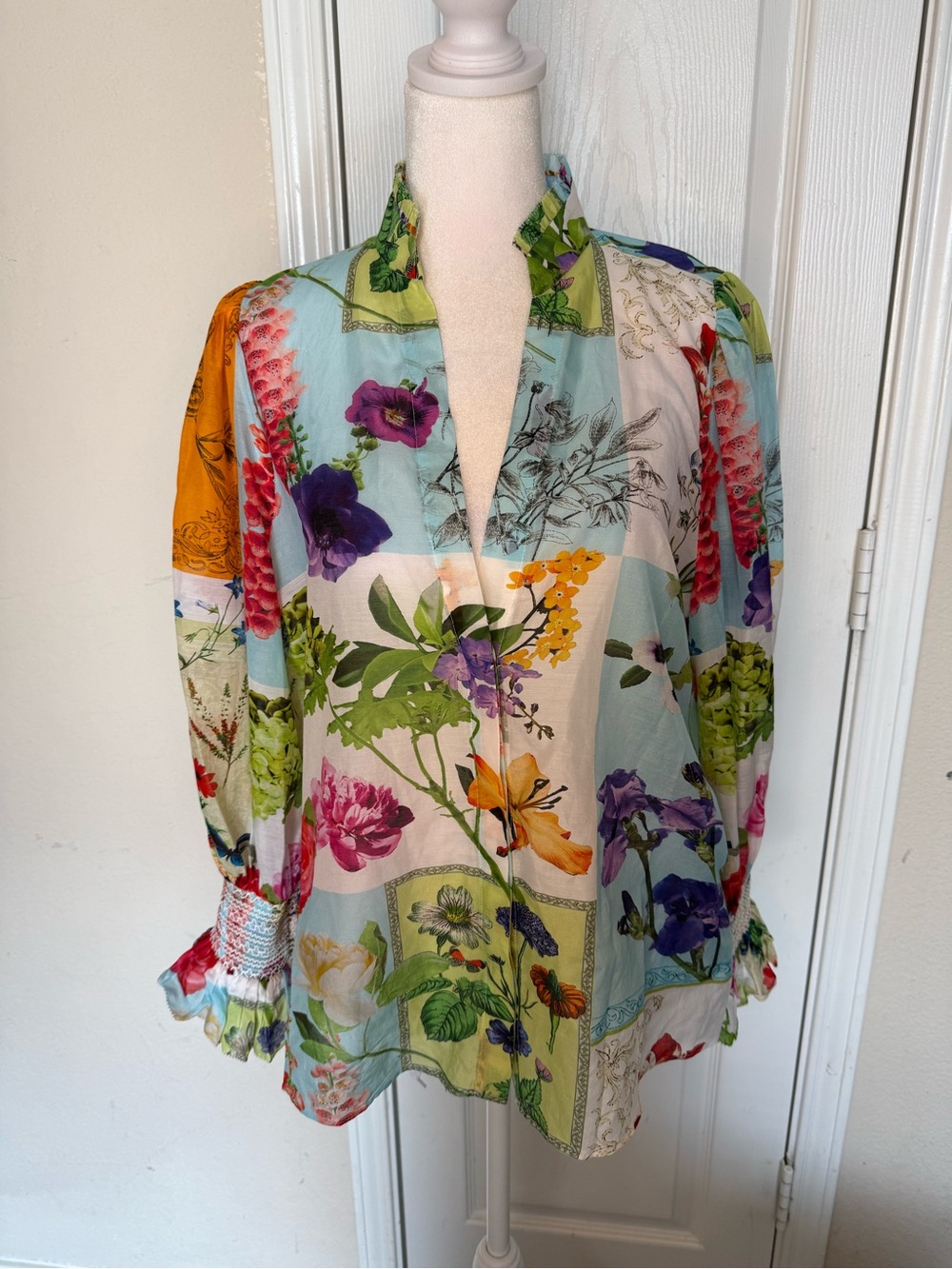 ALICE + OLIVIA Ilan Smocked-Sleeve Button-Front Blouse Sz L A0067 - Picture 2 of 9
